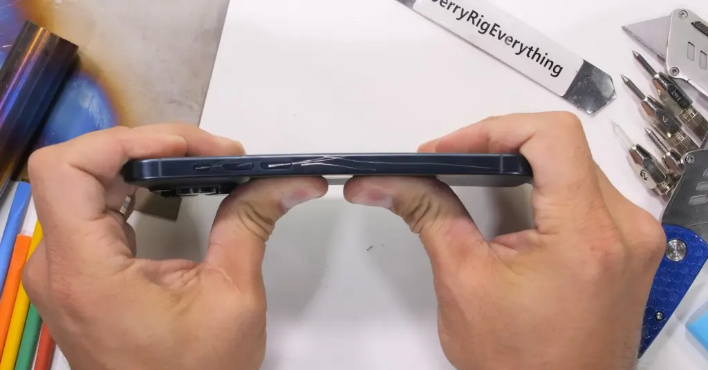 iPhone 15 Pro dính loạt lỗi dễ nóng máy, đổi màu, bẻ cong