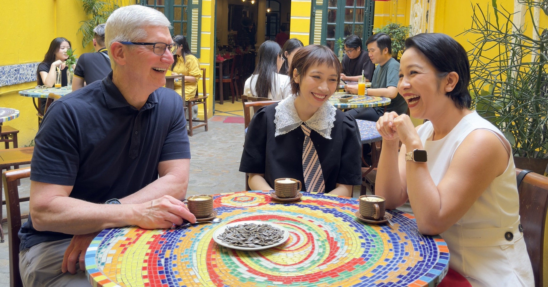 Tim Cook 'xin chào Việt Nam', uống cà phê trứng, cắn hạt hướng dương