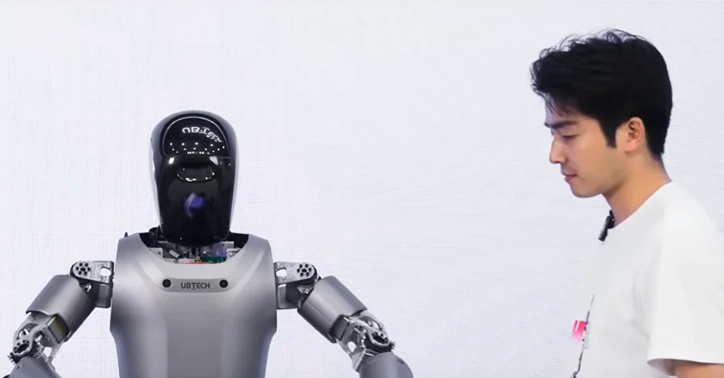 Xem robot của Trung Quốc vừa gấp quần áo vừa trò chuyện