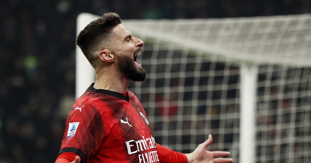 AC Milan khiến thầy trò HLV Mourinho ôm hận
