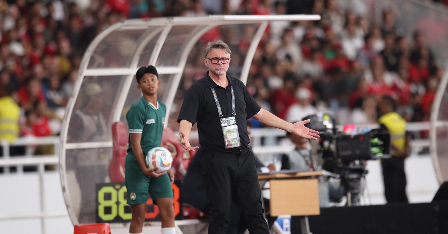 Tuyển Việt Nam thua Indonesia: Tiếc nuối vì sai lầm của ông Troussier