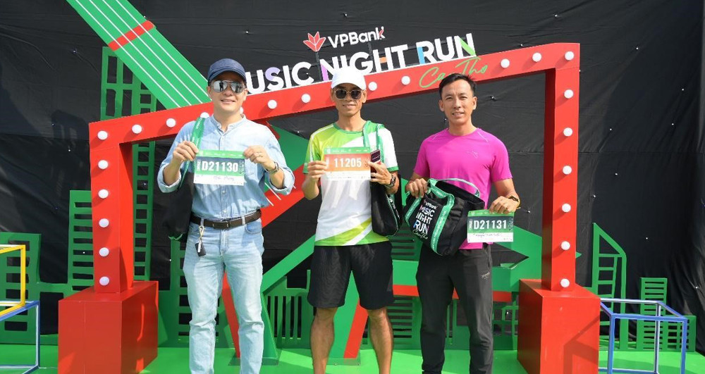 Runner hào hứng nhận Bib giải VPBank Can Tho Music Night Run 2024