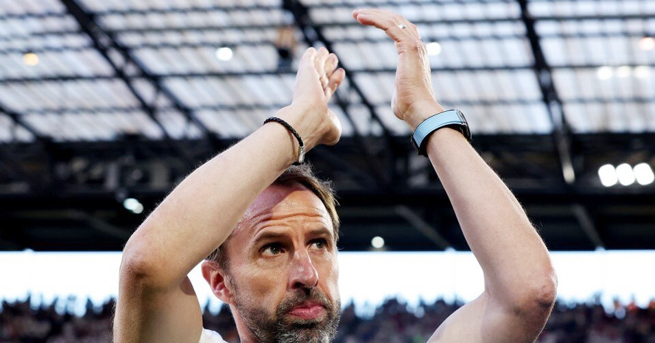 CĐV Anh tức giận ném cốc bia về phía Gareth Southgate