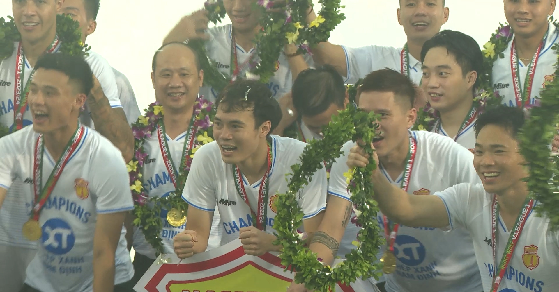 Nâng cúp vô địch V.League, Văn Toàn rưng rưng chia sẻ một điều tiếc nuối