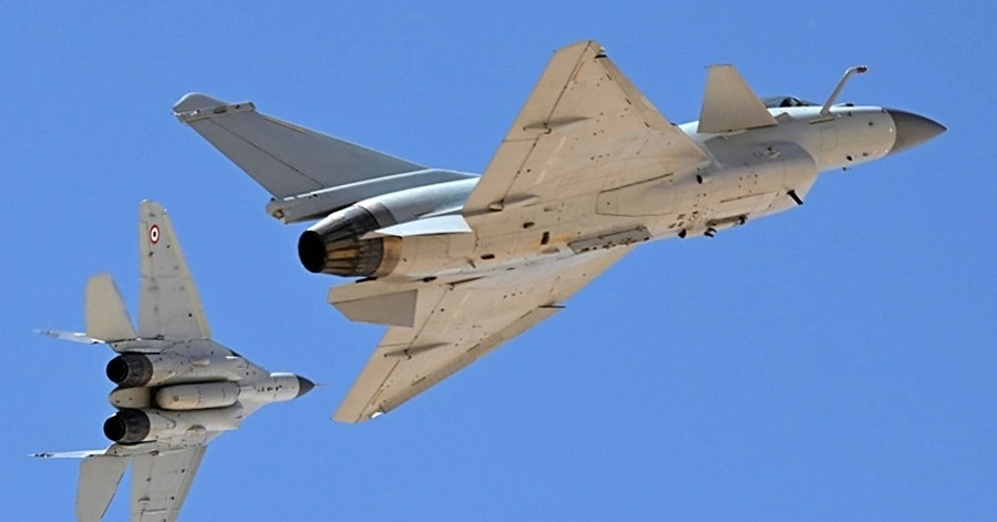 Tiêm kích J-10C Trung Quốc có công nghệ gì mà khiến F-16 Mỹ khiếp sợ?