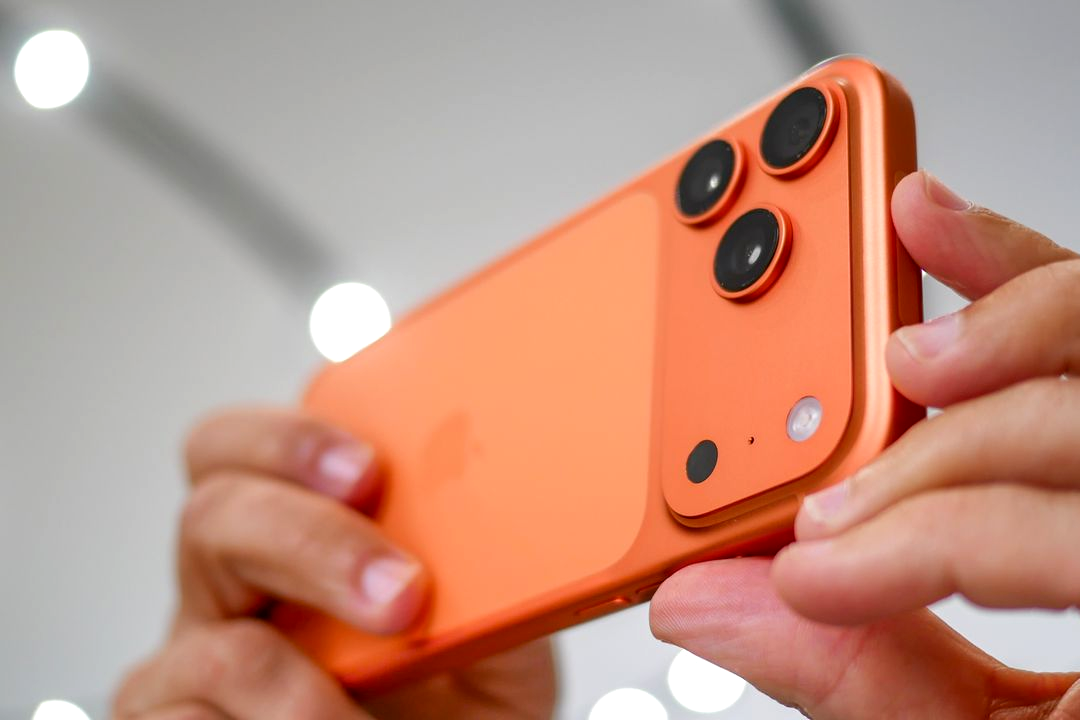 ‘Trúng tiếng sét ái tình’ iPhone 17 Pro Max màu cam