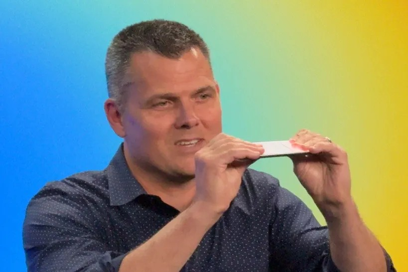 Thách nhà báo bẻ gãy iPhone Air và cái kết