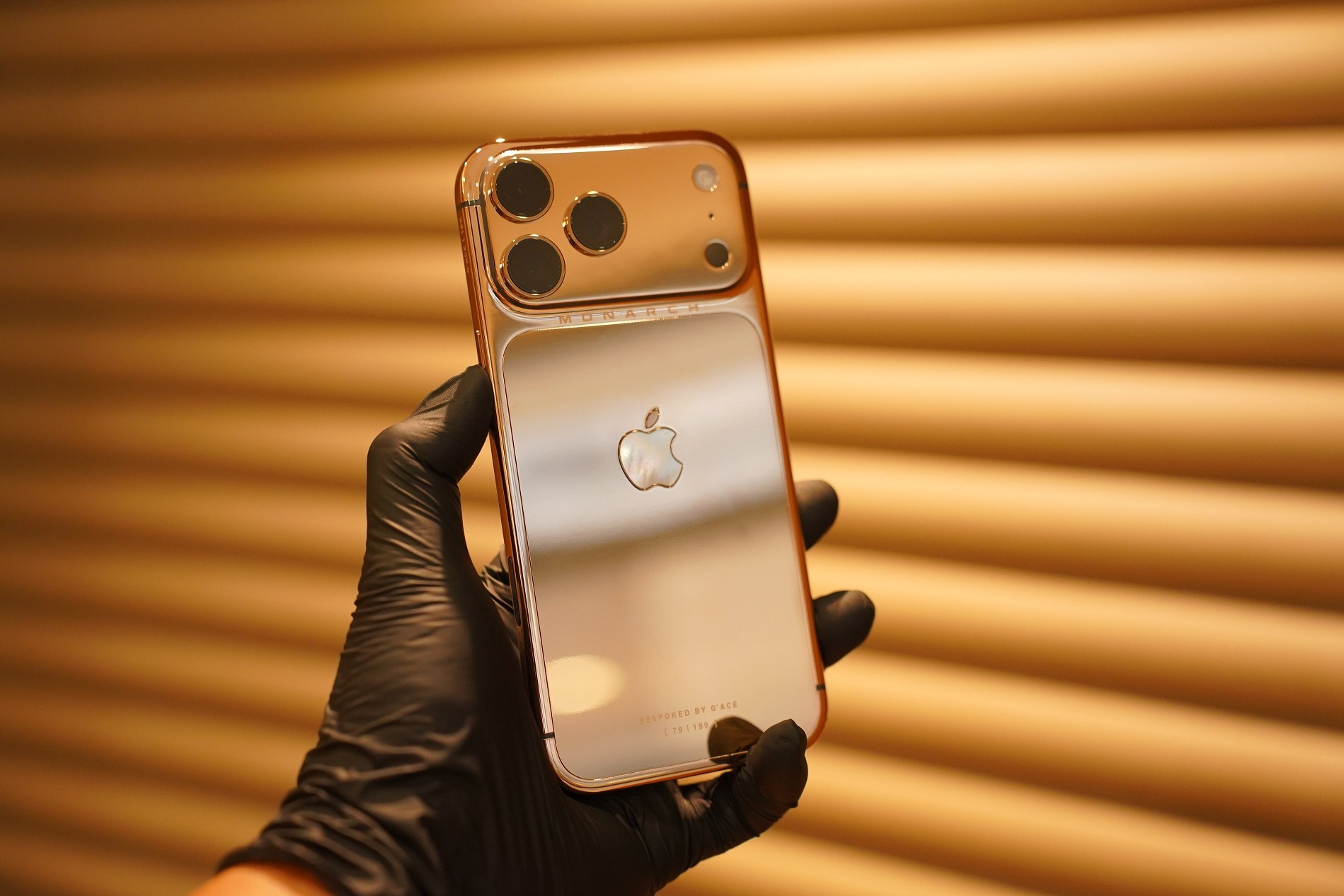 Cận cảnh iPhone 17 Pro Max mạ vàng do nghệ nhân Việt chế tác 33 tiếng liên tục