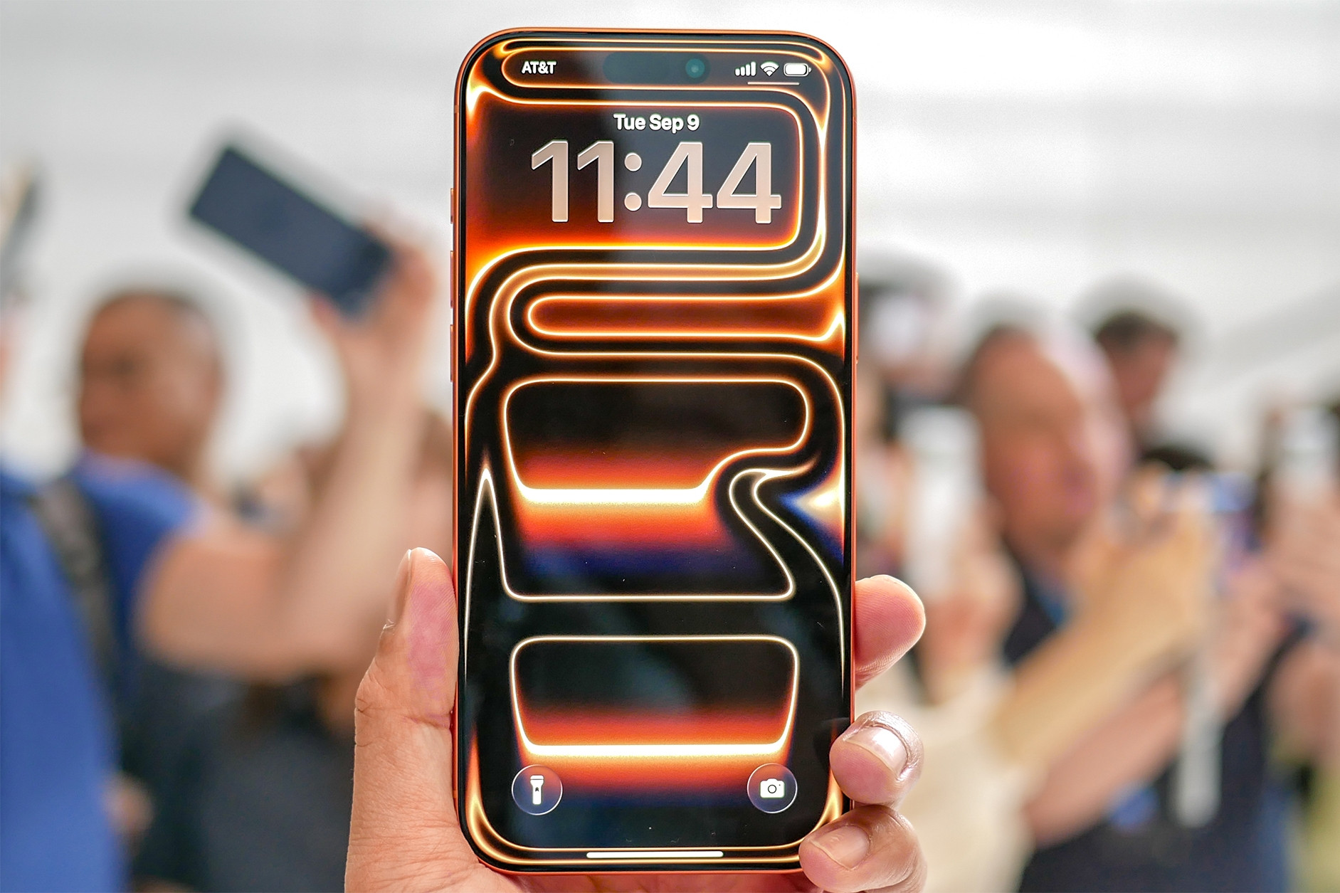 Tại sao iPhone 17 Pro Max ‘cháy hàng’, màu cam vũ trụ khan hiếm nhất?