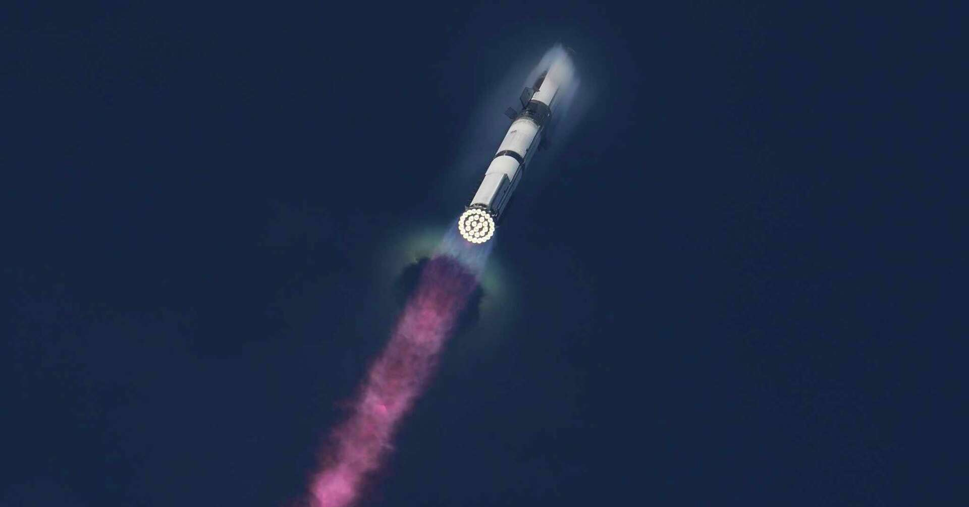 SpaceX và Blue Origin làm ‘nóng’ cuộc đua trở lại Mặt Trăng